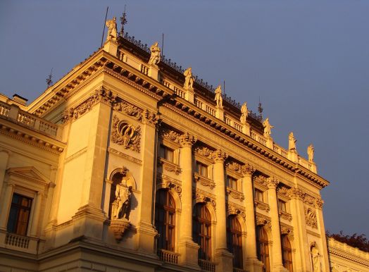 Hauptgebäude der Universität Graz vor blauem Himmel 