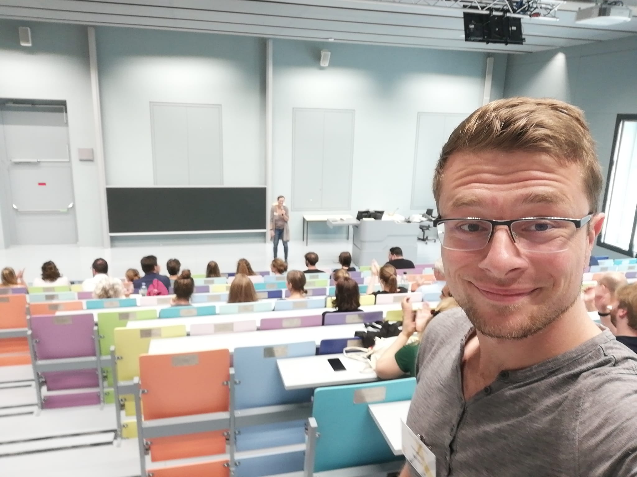 ein Selfie von Hilmar Brohmer, im Hintergrund der Hörsaal der Uni Graz 