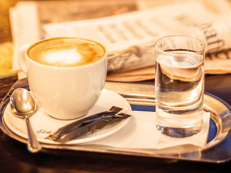 Kaffeetasse am Tisch 