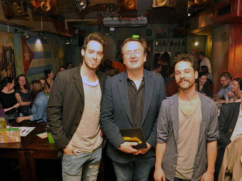 Arnold Hanslmeier (Mitte) mit "Wissensdurstigen" Lukas Grumet (links) und Christian Fercher Foto: Uni Graz/Schweiger 