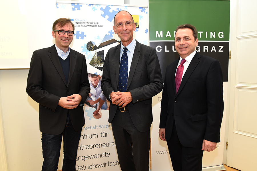 Wirtschaftsgespräche: Moderator Bernhard Weber (Zentrum für Entrepreneurship und angewandte Betriebswirtschaftslehre), Peter Filzmaier und SOWI-Dekan Thomas Foscht. Foto: Uni Graz/Schweiger 