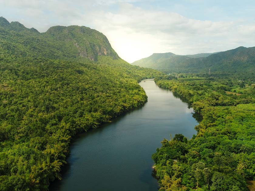 Fluss, der durch einen Urwald führt, als Symbol für die Forschung von Climate Change Graz an der Universität Graz 