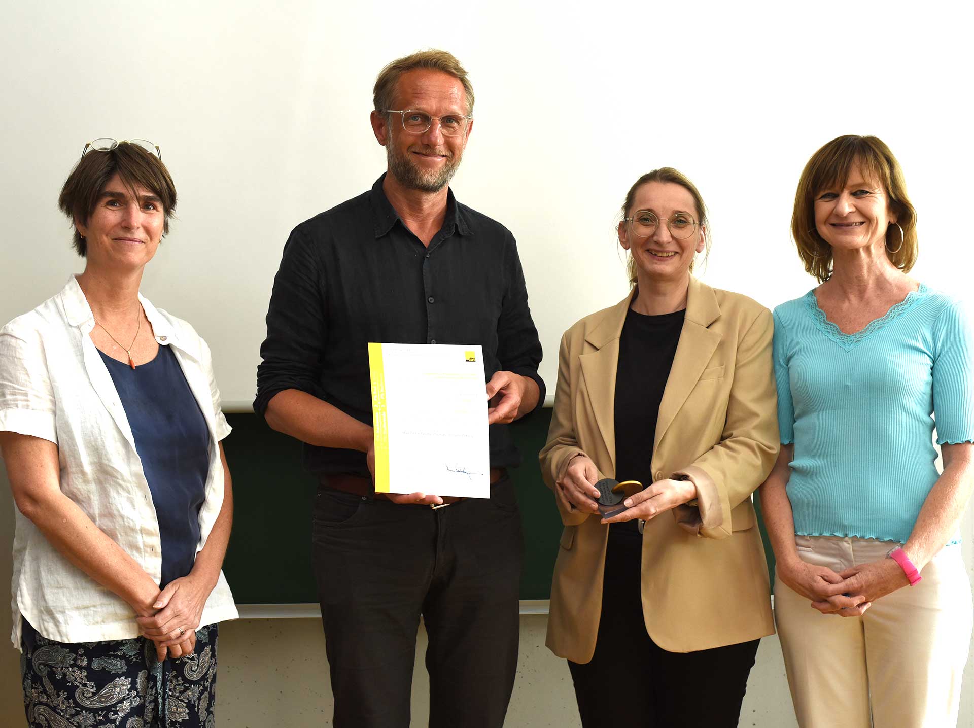 2. Platz 2021 und 1. Platz 2022 für Wissenschaftszweig Geschichte: Vizerektorin Mireille van Poppel, Institutsleiter Christian Heuer, Historikerin Heidrun Zettelbauer, AKGL-Vorsitzende Maria Elisabeth Aigner (v. l.) ©Uni Graz/Schweiger