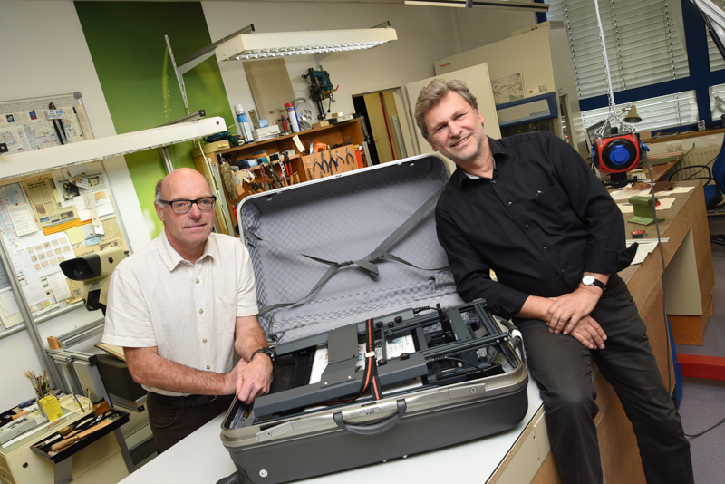Renhard und Mayer mit dem Koffer ©Uni Graz/Tzivanopoulos