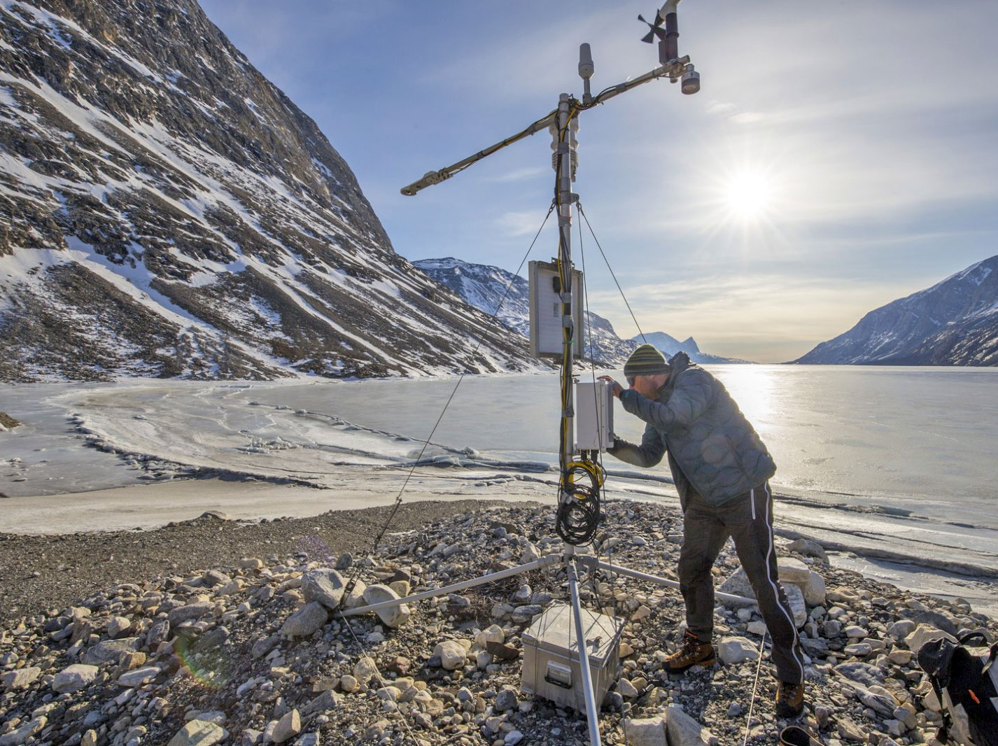 Jakob Abermann bei Messungen am Gletscher in Grönland. 
