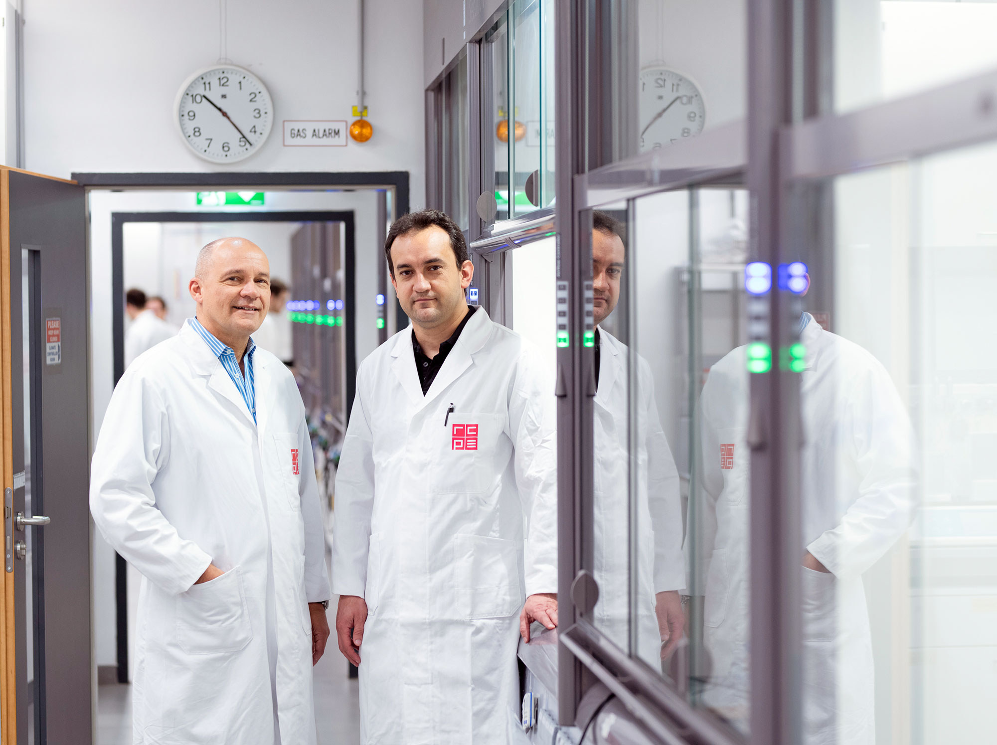 Oliver Kappe und David Cantillo im Labor am Institut für Chemie ©Uni Graz/Tzivanopoulos
