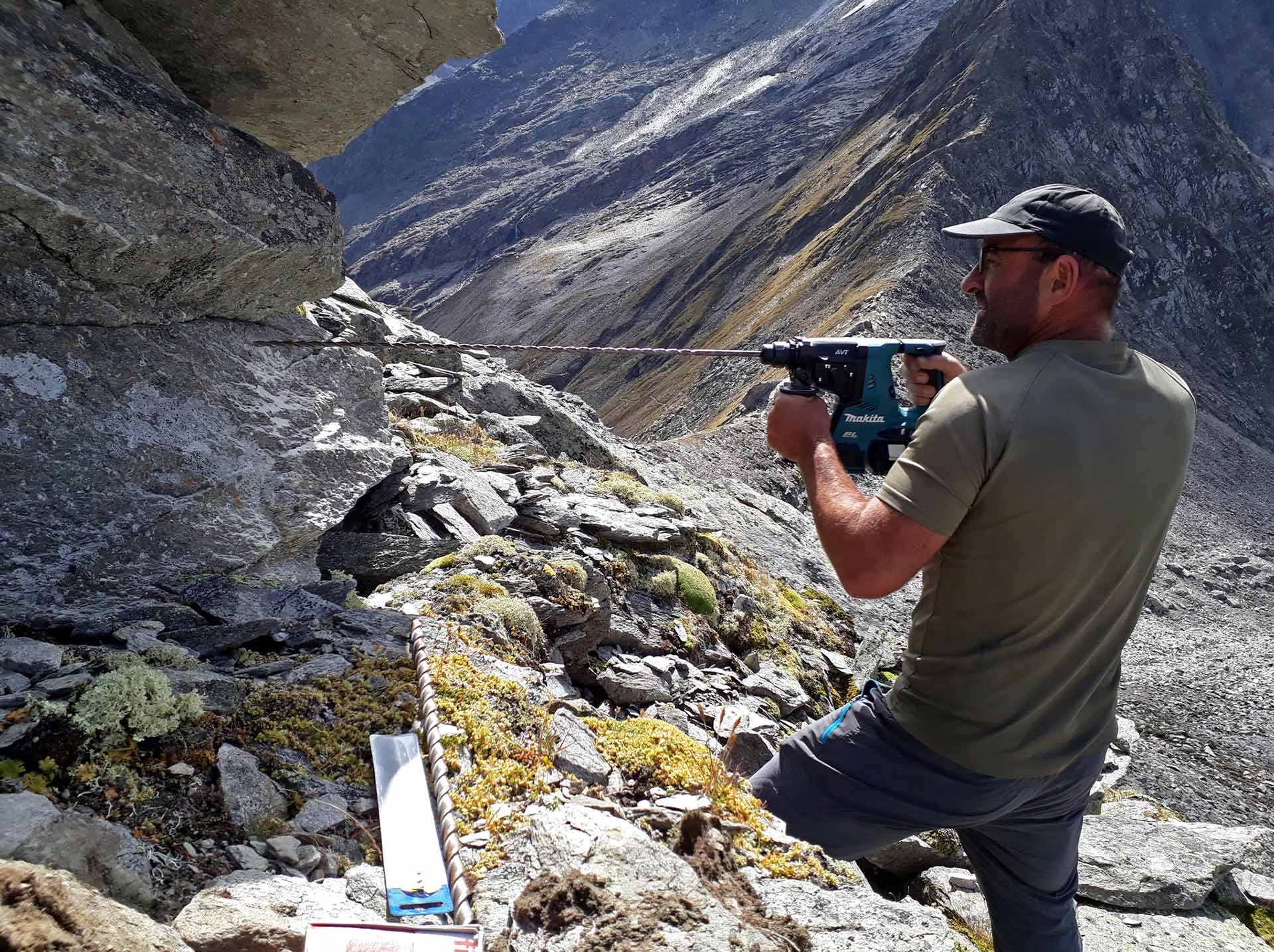 Andreas Kellerer-Pirklbauer bohrt im Gebirge einen Felsen an ©Alexander Doric