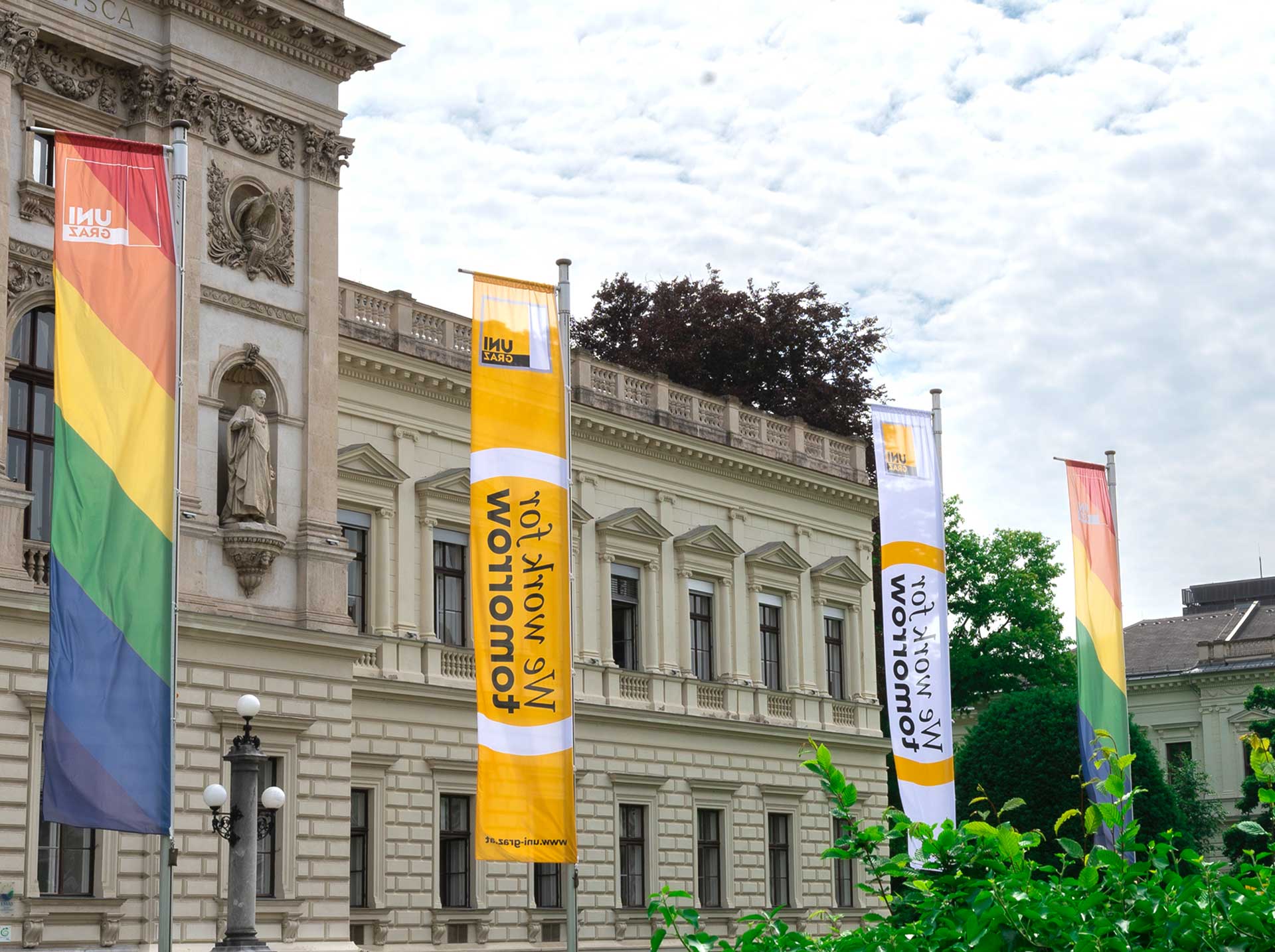 Die Uni Graz setzt mit den Regenbogenflaggen ein Zeichen für Gleichstellung, Chancengleichheit und Antidiskriminierung. 
