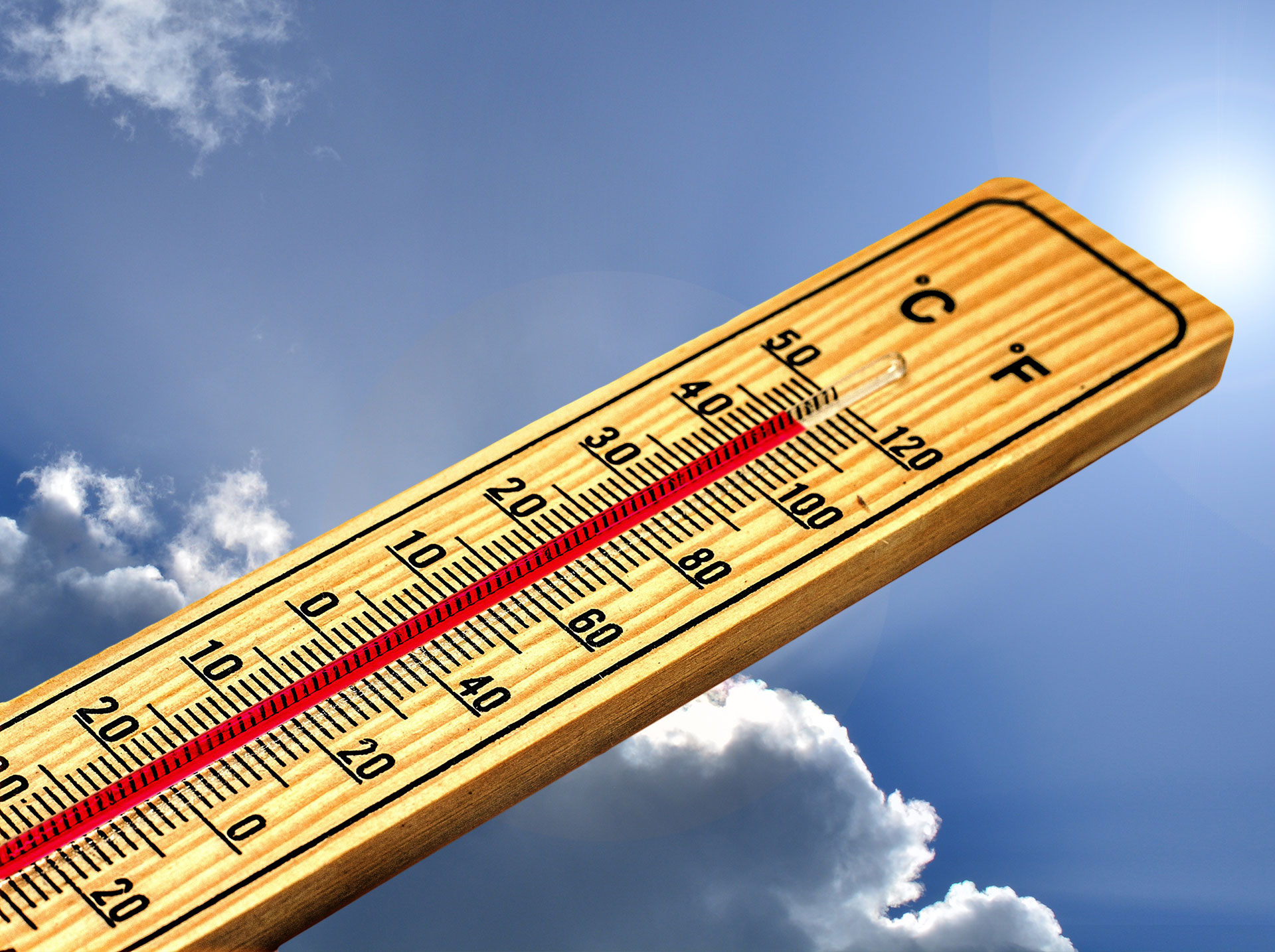 Thermometer, das 46 Grad Celsius anzeigt, vor blauem Himmel mit Wolken ©Gerd Altmann - pixabay