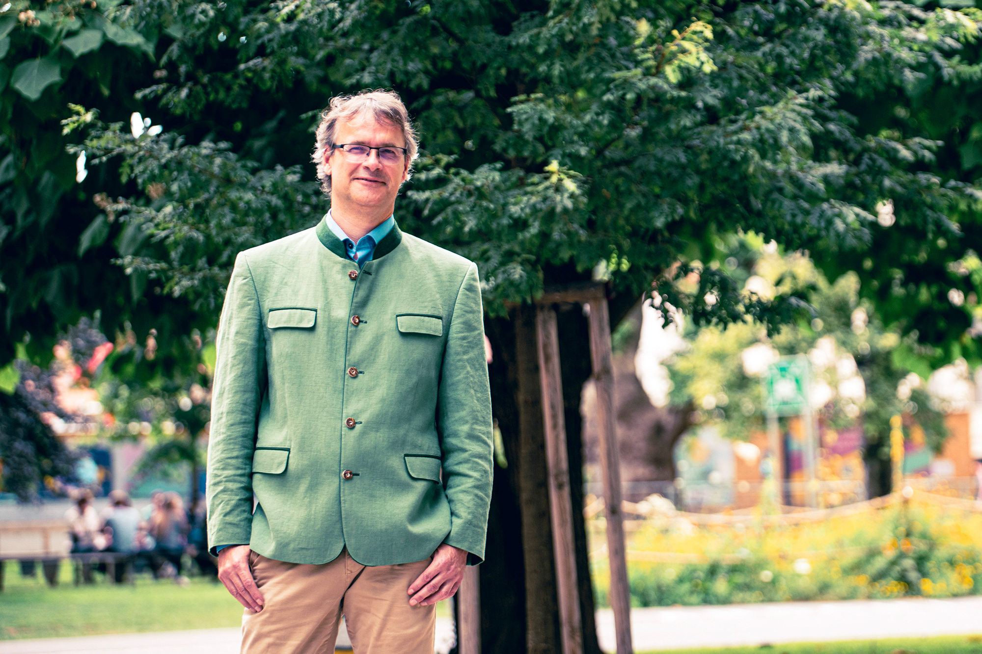 Chemist Wolfgang Kroutil in front of a tree on the campus of the University of Graz