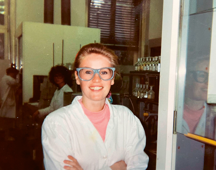 Eine junge Frau im weißen Labormantel im Labor ©beigestellt