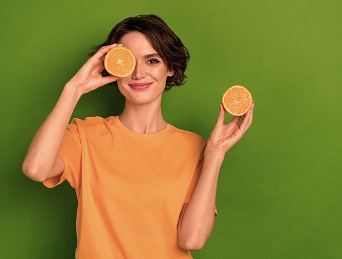 Frau mit Zitrone im Bild ©Roman Samborskyi/Shutterstock