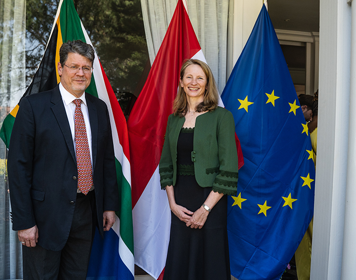 Mann und Frau stehen vor EU- und Länderfahnen ©Romana Königsbrun: beigestellt