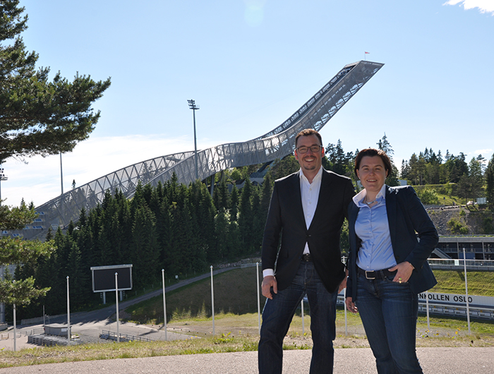 Roland und Katharina stehen vor Schanze ©Roland und Katharina Mosheim