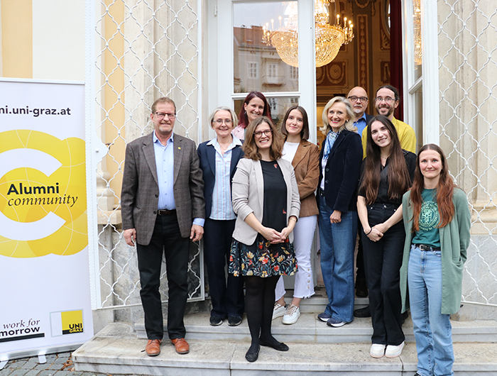 Gruppenfoto von 10 Personen, 3 davon sind Männer, und 7 Personen sind Frauen ©Uni Graz/Martina Mayer-Krauss
