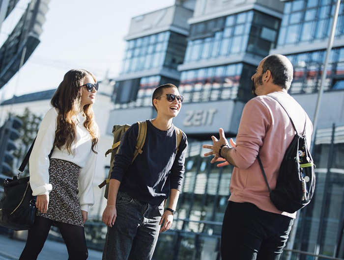 Zwei Frauen und ein Mann unterhalten sich ©Uni Graz/Kanizaj 