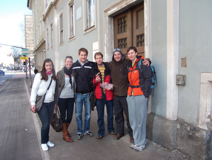 Eine Gruppe junger Studierender lächelt in die Kamera ©beigestellt