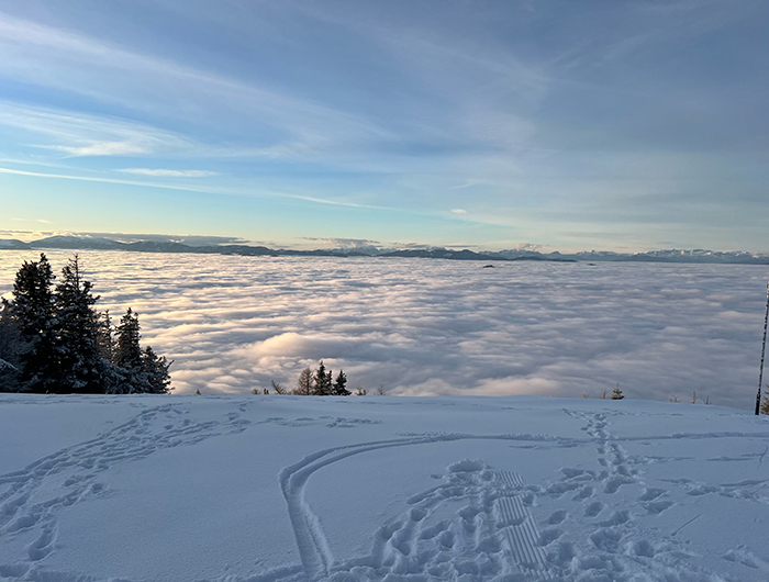 Blick auf Nebeldecke von schneebedecktem Berg aus ©beigestellt