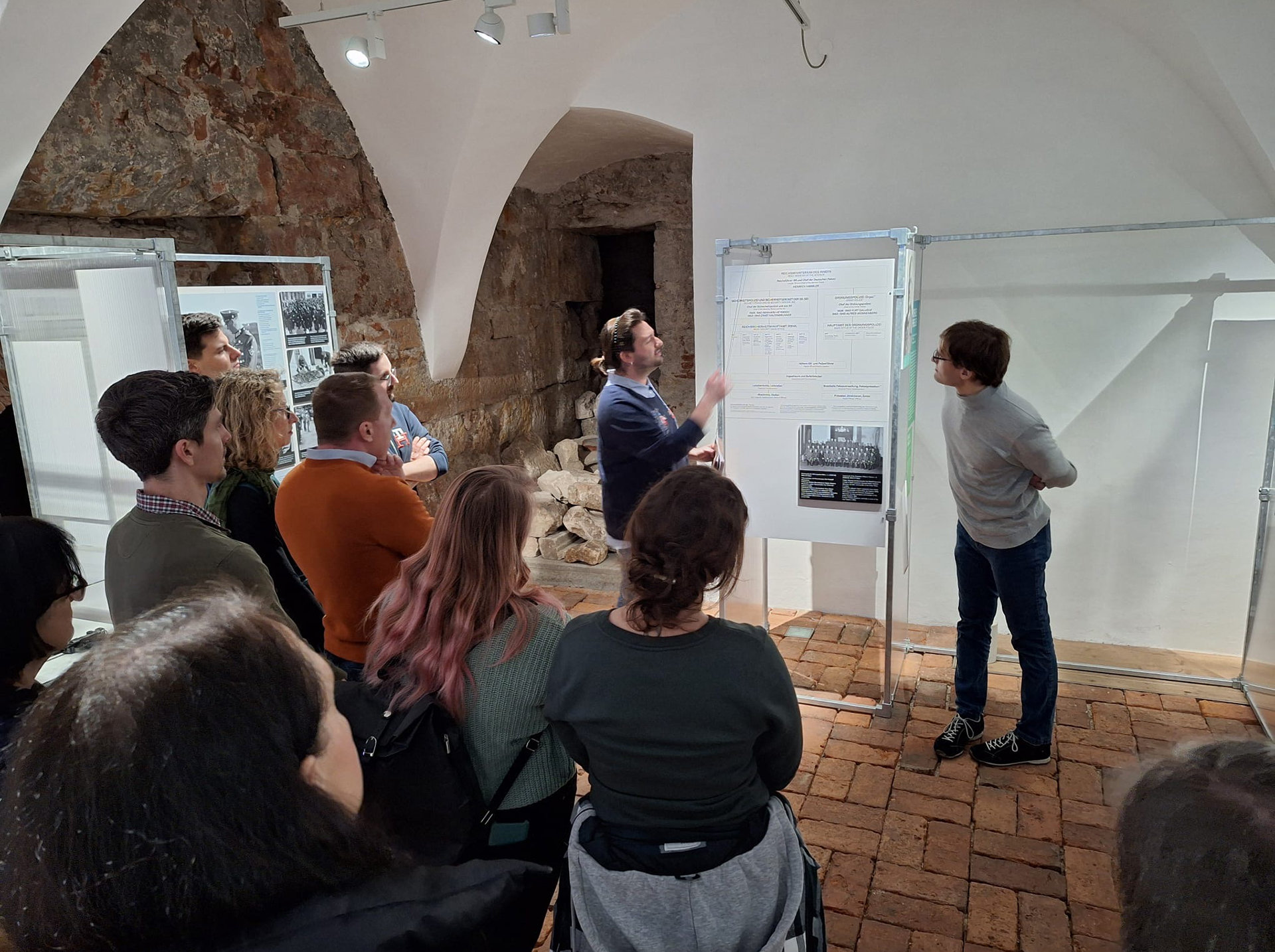 Einige Personen hören interessiert einem Museumsführer zu ©Uni Graz/Martina Mayer-Krauss