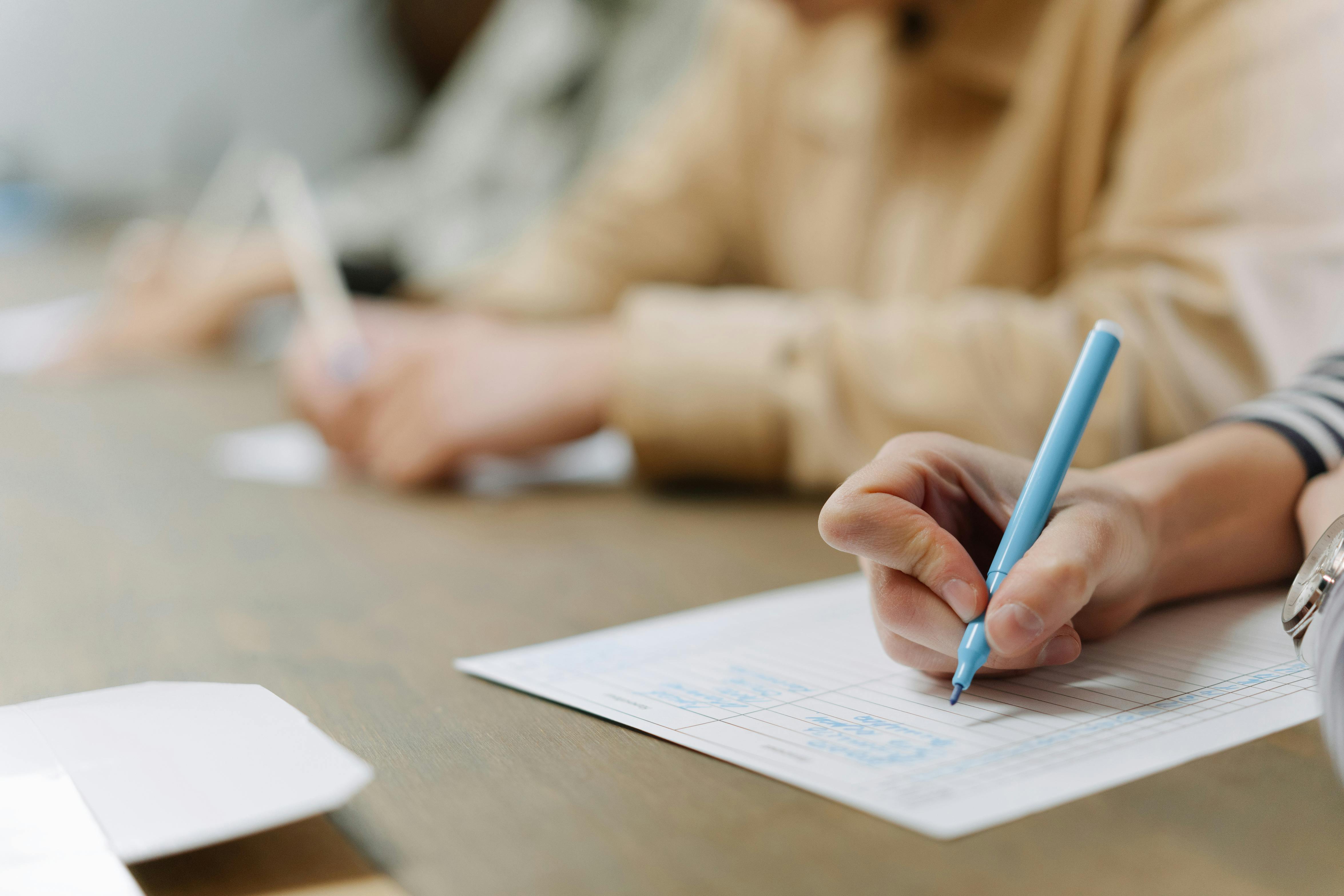 Hand schreibt etwas ©pexels.com