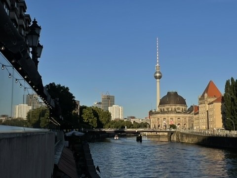 Sicht auf Berlin über Wasser 