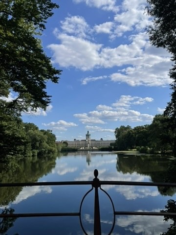Berlin bei schönem Wetter, Wolken spiegeln sich im Wasser 