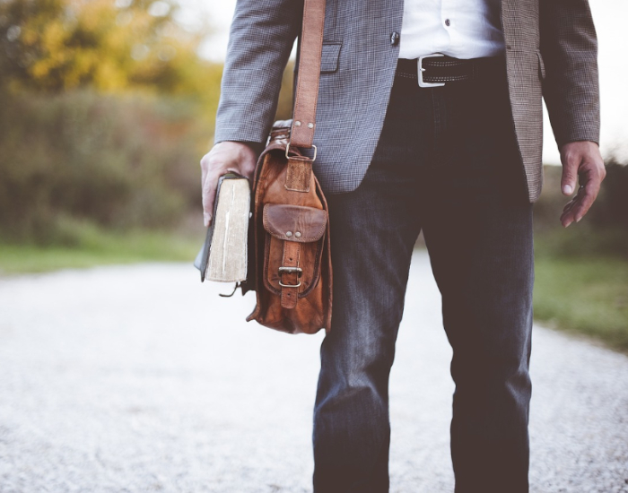 ©Pixabay Lizenz, Pexels Mann mit Umhängetasche und Buch in der Hand {f:if(condition: 'Pixabay Lizenz, Pexels', then: '©Pixabay Lizenz, Pexels')}
