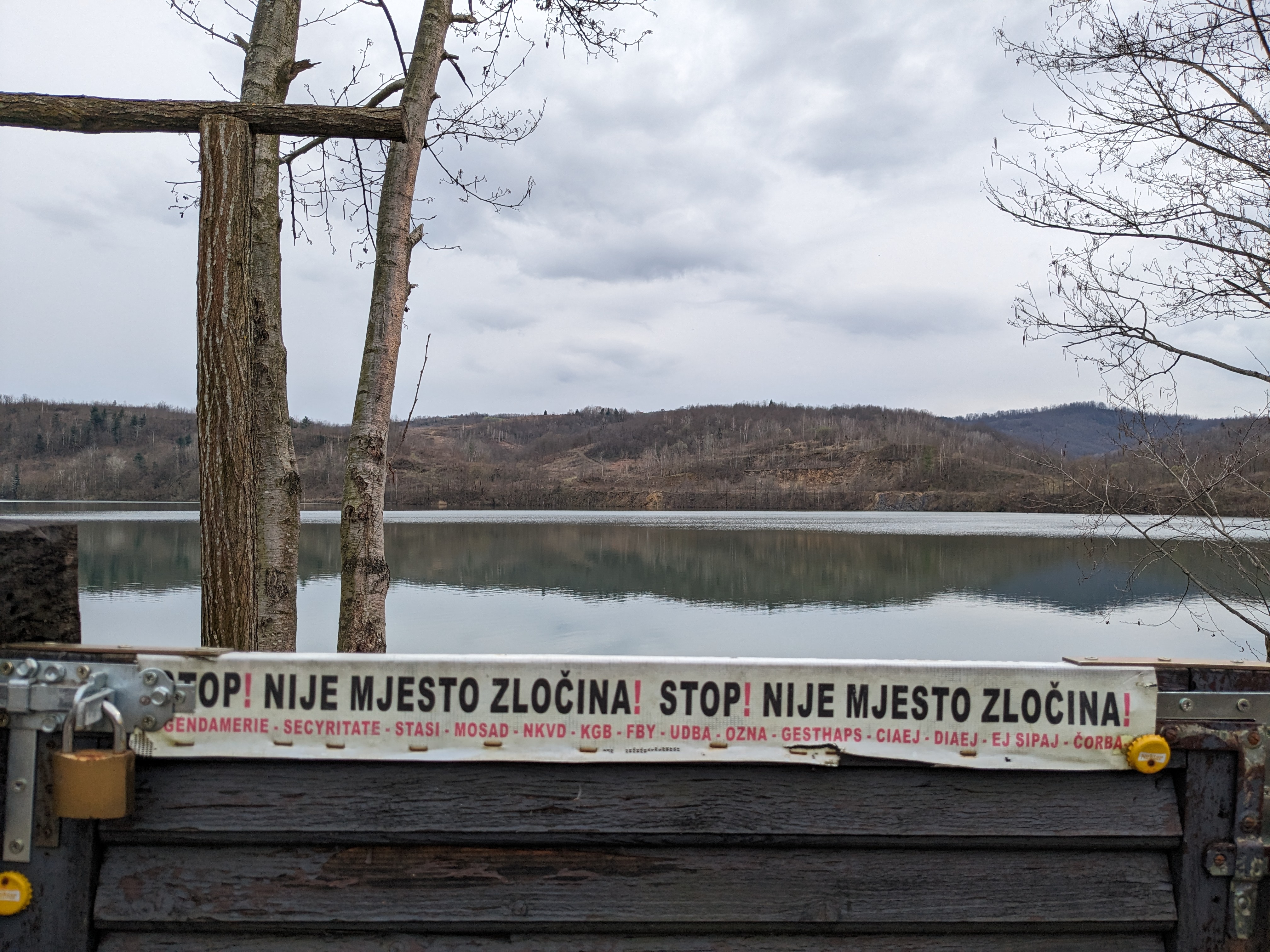 Eine Bank neben dem Fluss ©@ Petra Hamer privat