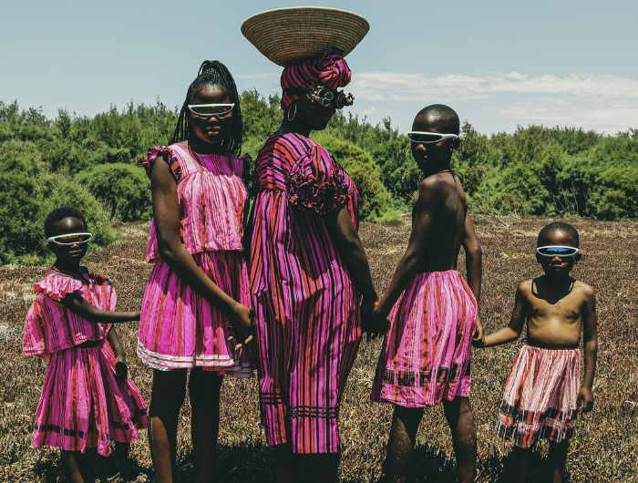 Frauen und Kinder auf der Wiese ©Namafu Amutse 