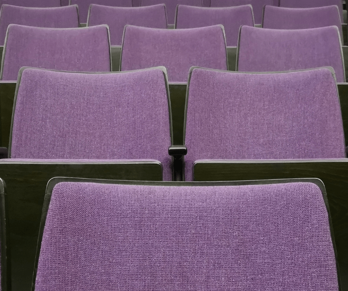 Leere Sitzplätze in einem Hörsaal. ©Canva