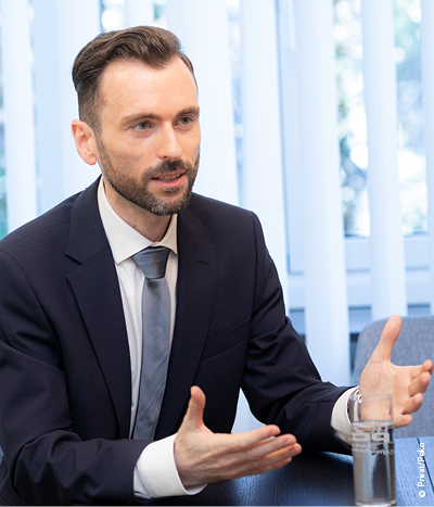 Adrian Plessin zum LL.M. Wirtschaftsrecht