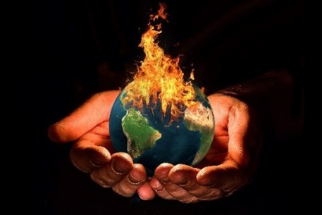 brennender Planet Erde vor schwarzem Hintergrund ©Cristian Ibarra/pixabay.com