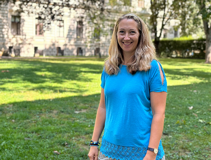 Dieses Bild ist ein Foto von Verena Sernetz auf einer Wiese am Campus der Uni Graz.