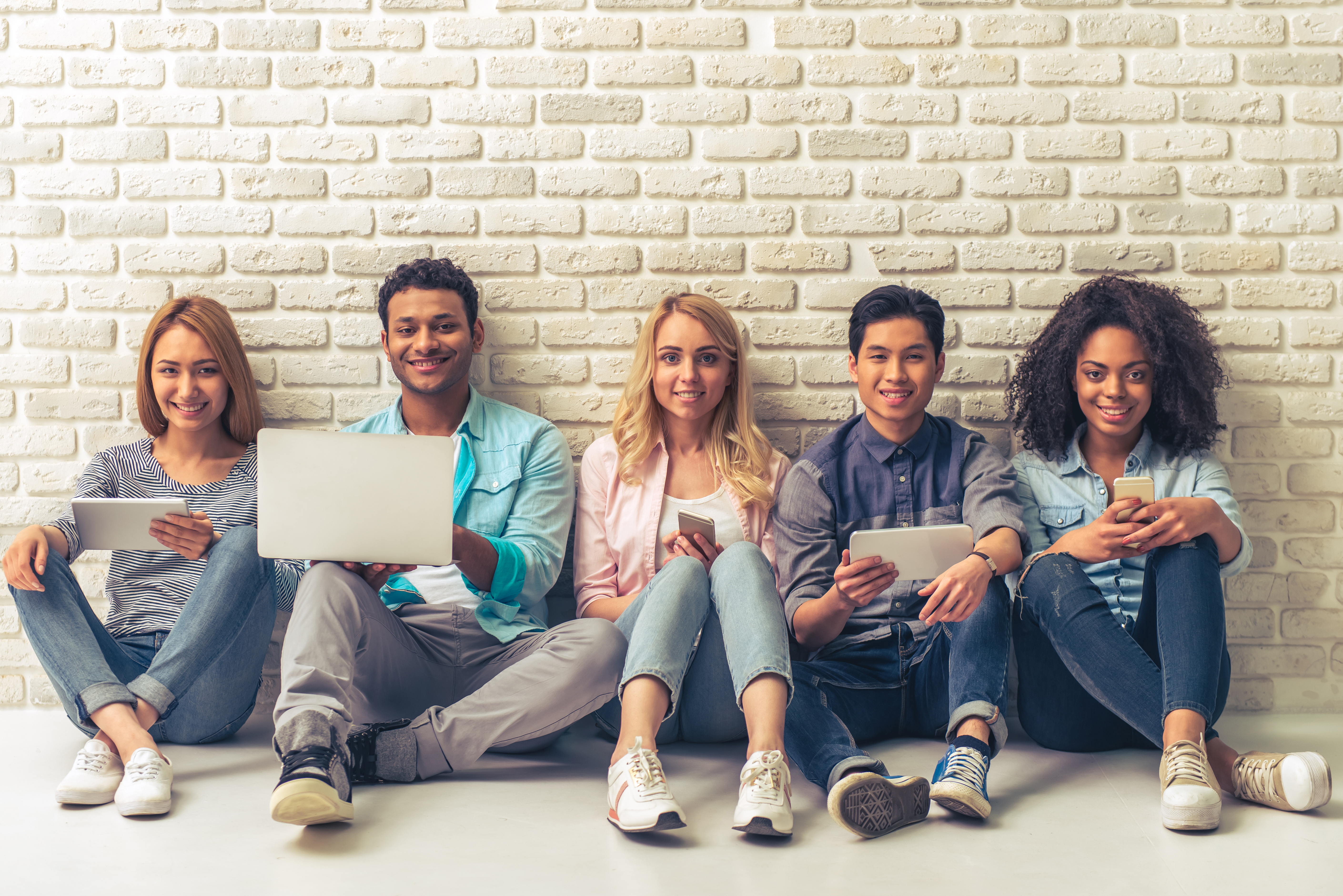 students sitting on the floor ©By georgerudy; stock.adobe.com