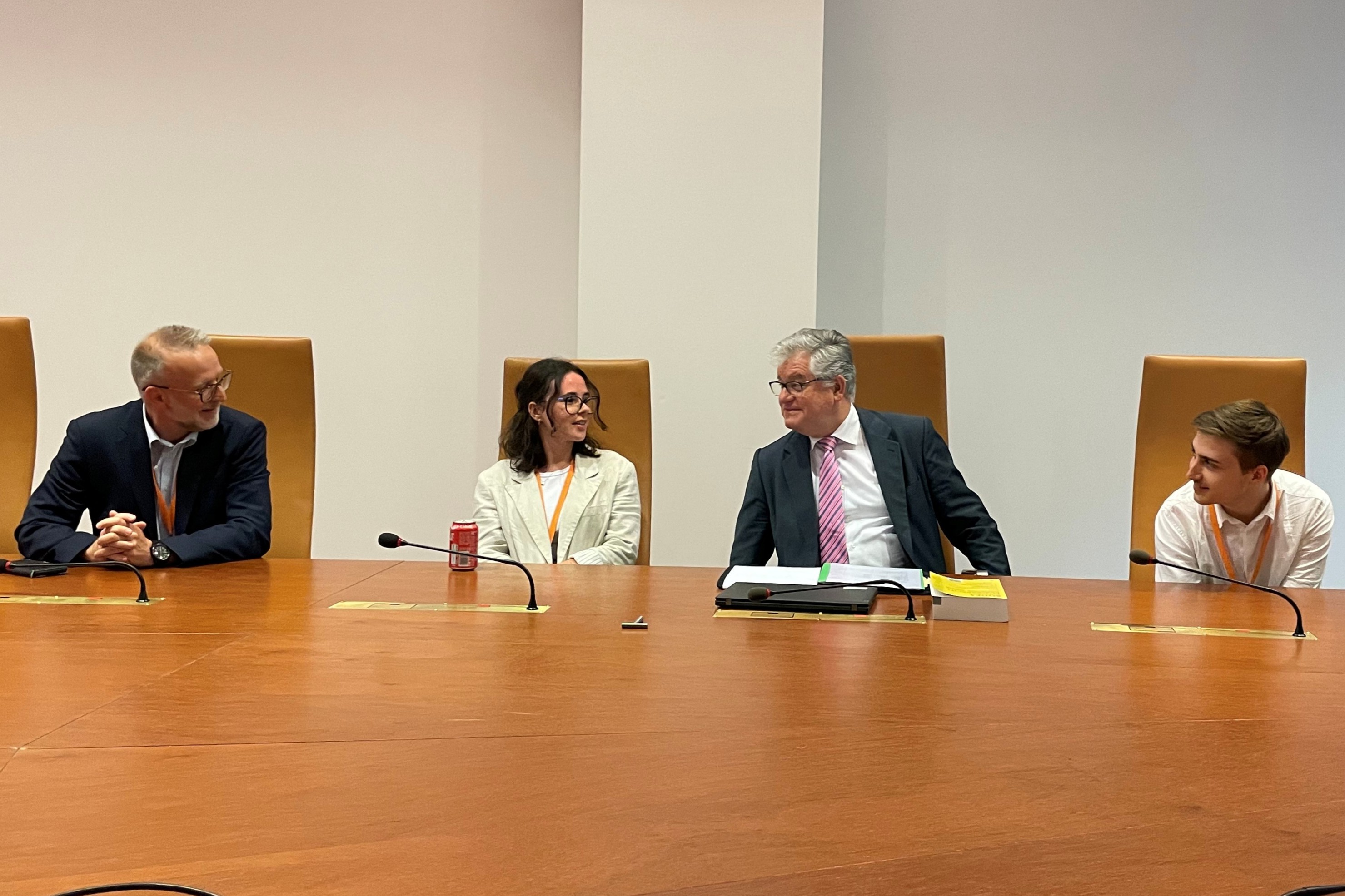 Gruppe am Tisch im Verhandlungsraum 