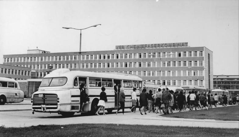 ©Bundesarchiv, Bild 183-G0830-0006-001 / Großmann / CC-BY-SA 3.0 Schwarz-Weiß-Foto: Bus des Herstellers Steyer-Daimler-Puch mit vielen Passagieren ©Bundesarchiv, Bild 183-G0830-0006-001 / Großmann / CC-BY-SA 3.0