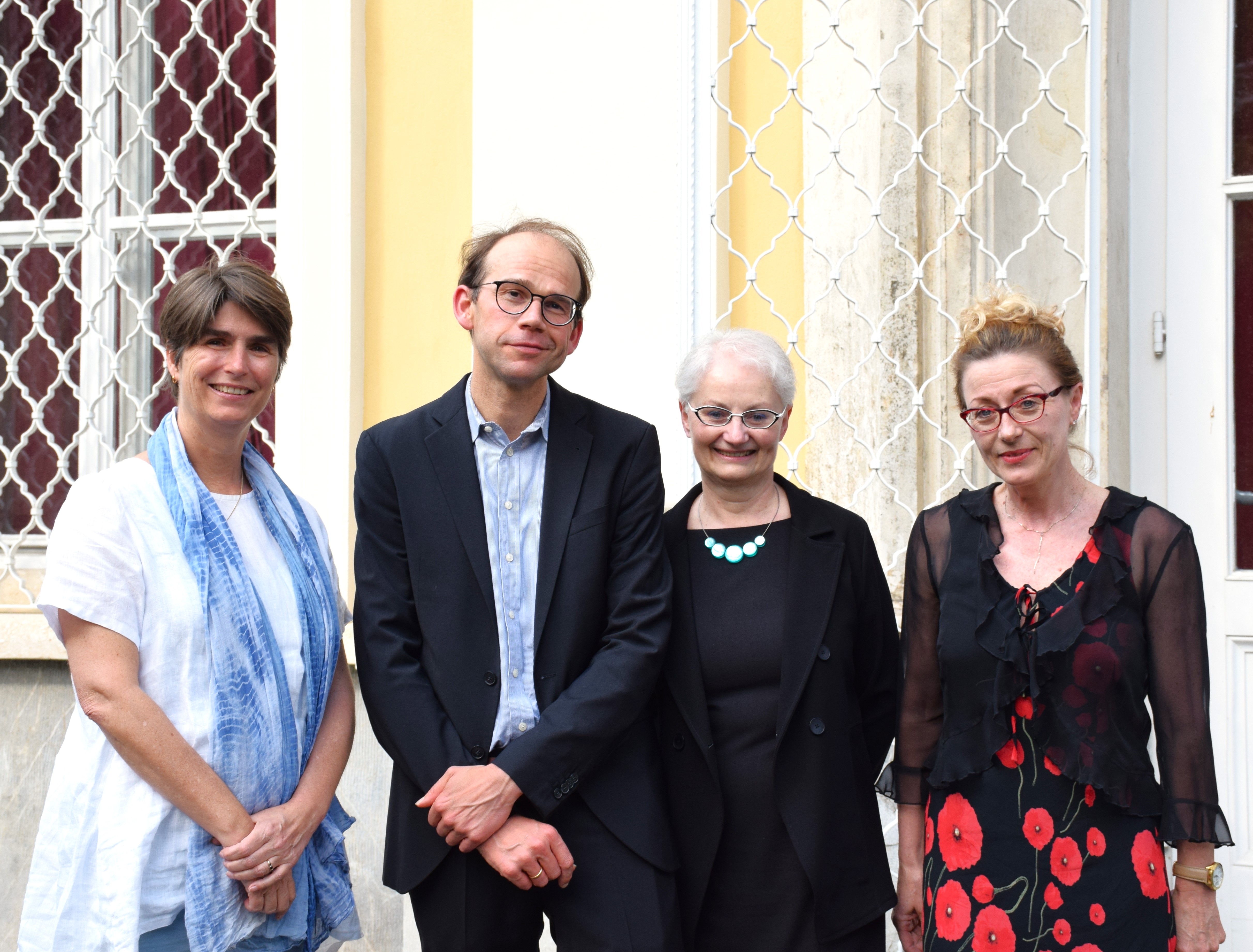 Gruppenfoto: Mireille van Poppel, Kurt Hahn, Barbara Hinger und Sonja Rinofner-Kreidl (v.l.n.r.), Außenaufnahme vor dem Meerscheinschlössl 