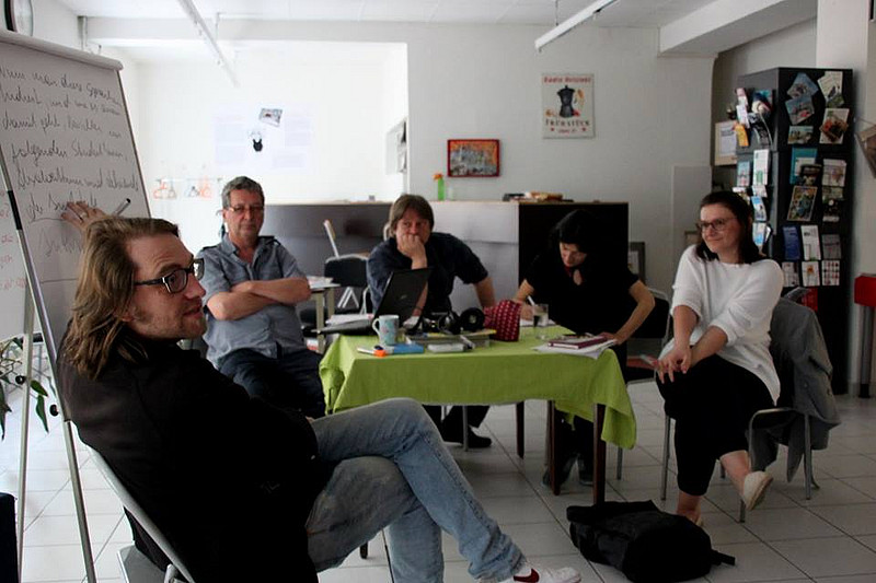 Gruppe von Personen sitzt am Tisch und arbeitet ©Agnieszka Bedkowska-Kopczyk
