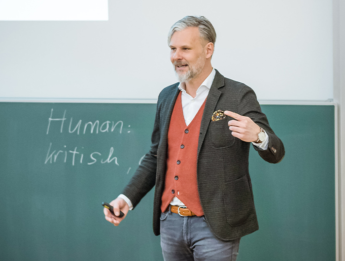 Helmut Jungwirth ©(C) Ernst Preininger Helmut Jungwirth bei einem Vortrag an der Uni Graz {f:if(condition: '(C) Ernst Preininger', then: '©(C) Ernst Preininger')}