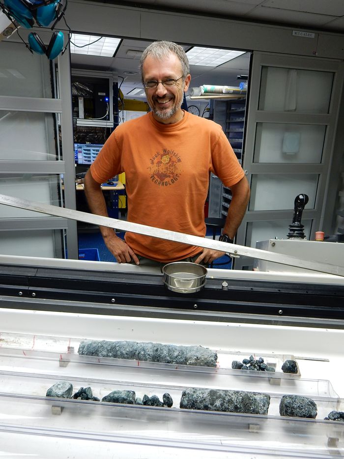 Walter Kurz in the drill core laboratory at Joides Resolution ©IODP