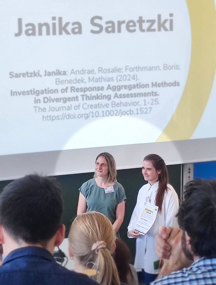 Preisverleihung durch PD Dr. Silvia Kober an Janika Saretzki MSc ©Universität Graz