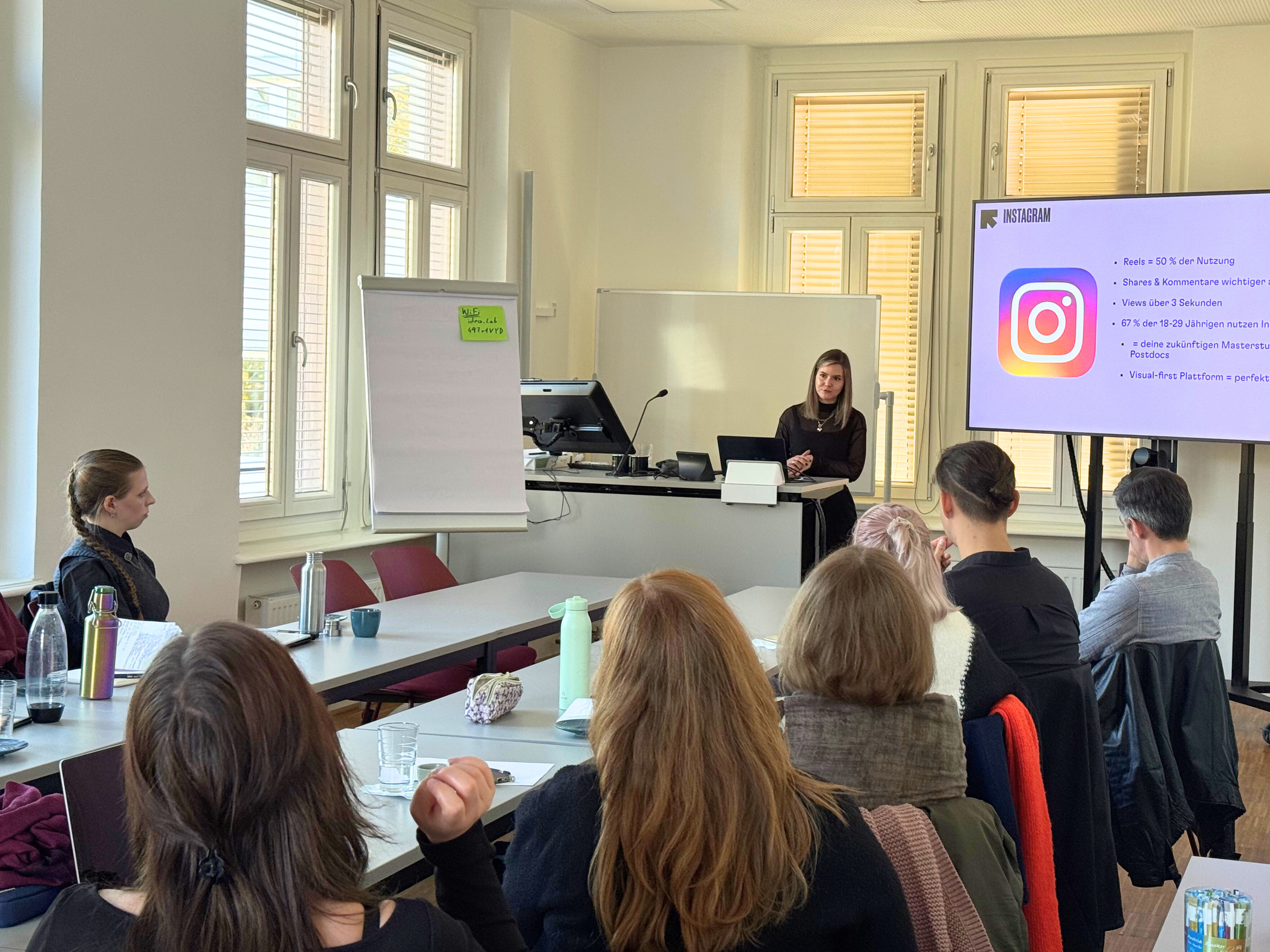 Kathrin Hiller (KPTN Marketing) guides participants through the workshop ©Die 7. Fakultät