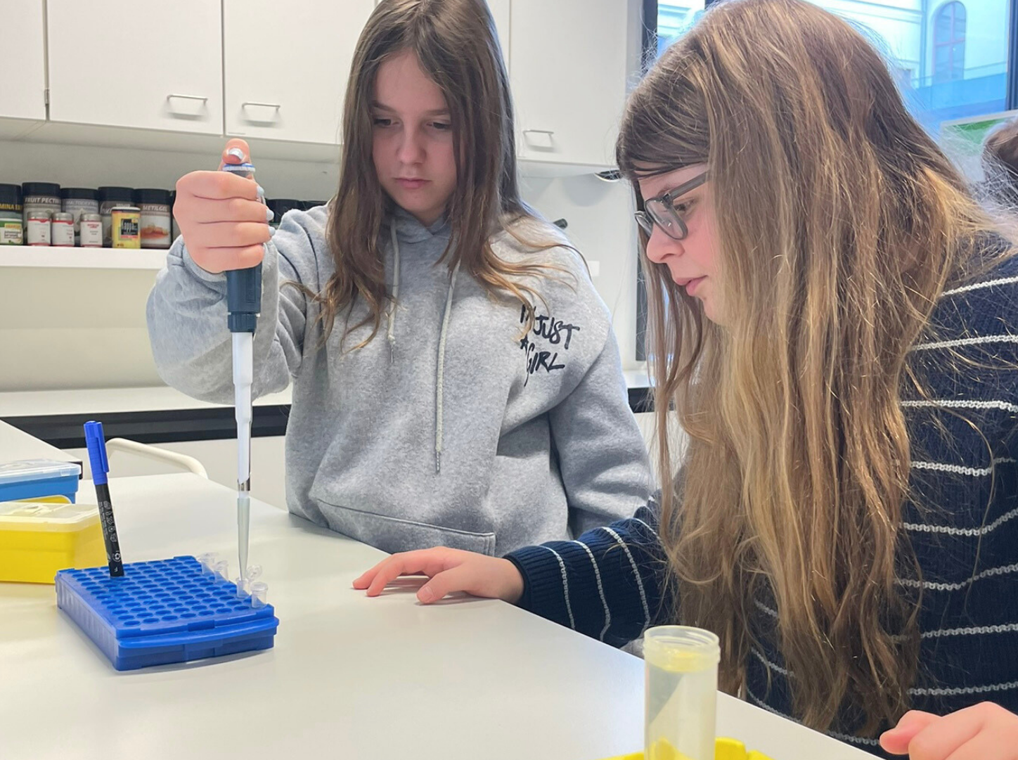 Schülerinnen beim Pipettieren | Foto: MS Bärnbach/Eberhart 