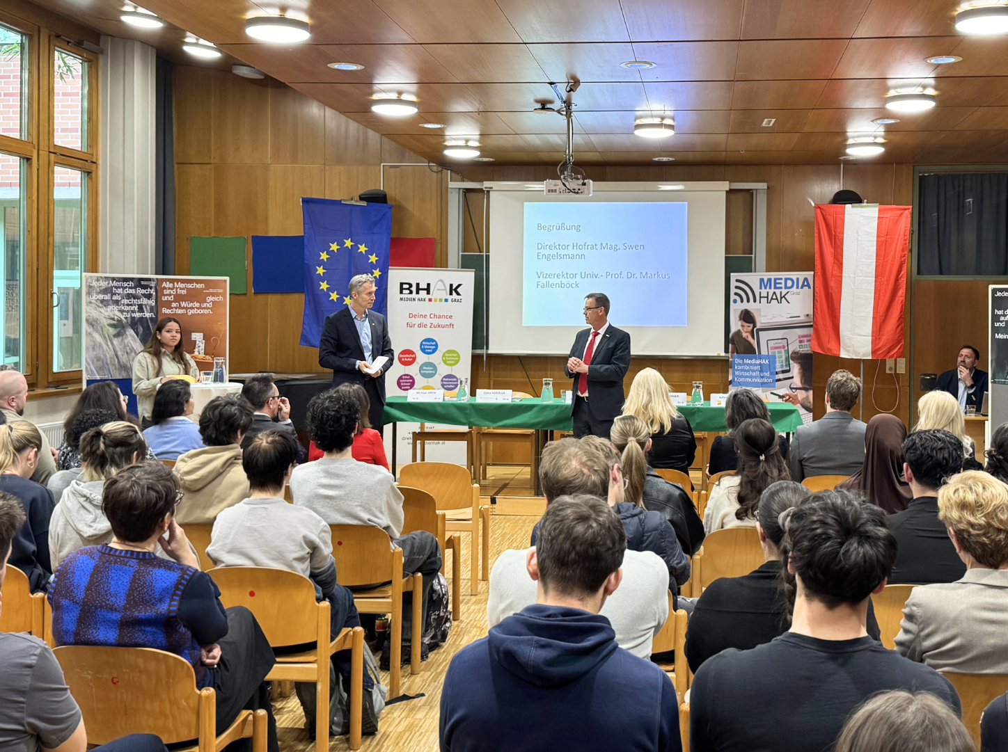 Begrüßung durch Uni-Graz-Vizerektor Markus Fallenböck (li.) und Schuldirektor Swen Engelsmann (re.) | Foto: Uni Graz/Hofbauer 