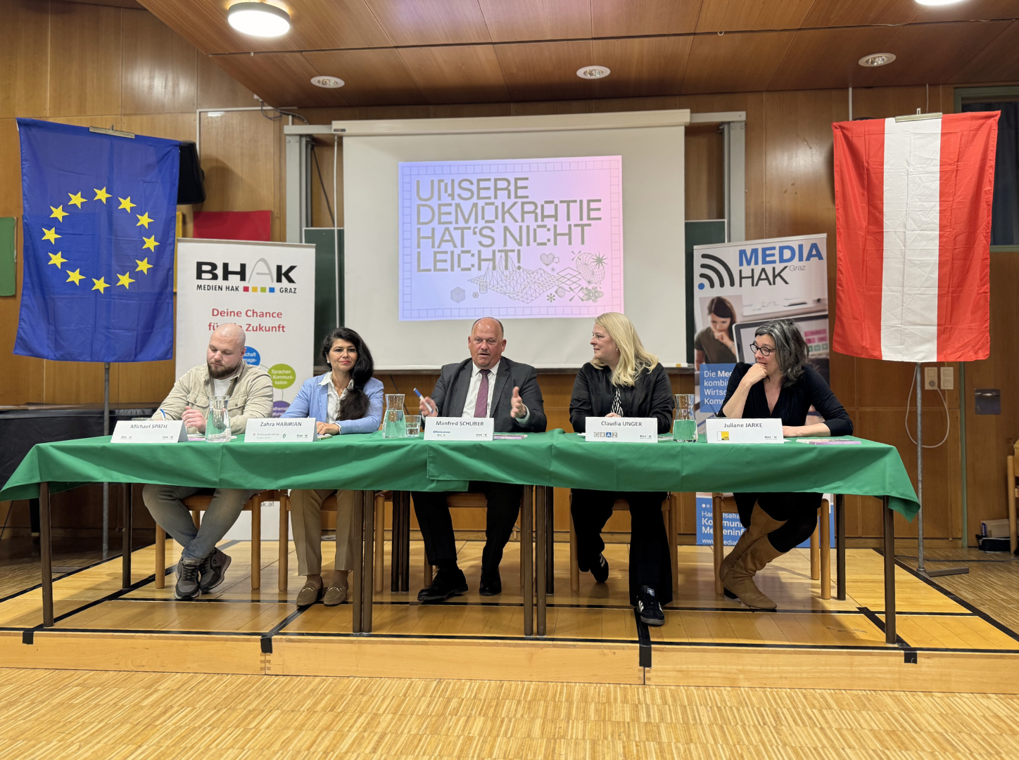 Podiumsdiskussion mit Lehrer Michael Spath, Schulqualitätsmanagerin Zahra Haririan, Elternvertreter Manfred Schliber, Stadträtin Claudia Unger und Uni-Graz-Soziologin Juliane Jarke (v. l. n. r.) | Foto: Uni Graz/Hofbauer 
