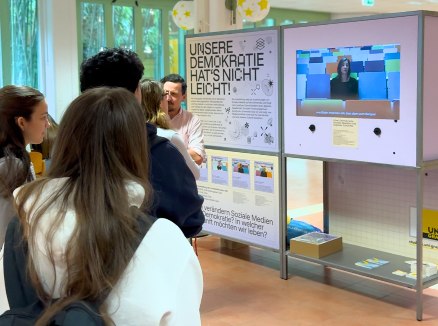 Schüler:innen erkunden die Wanderausstellung | Foto: Uni Graz/Hofbauer 