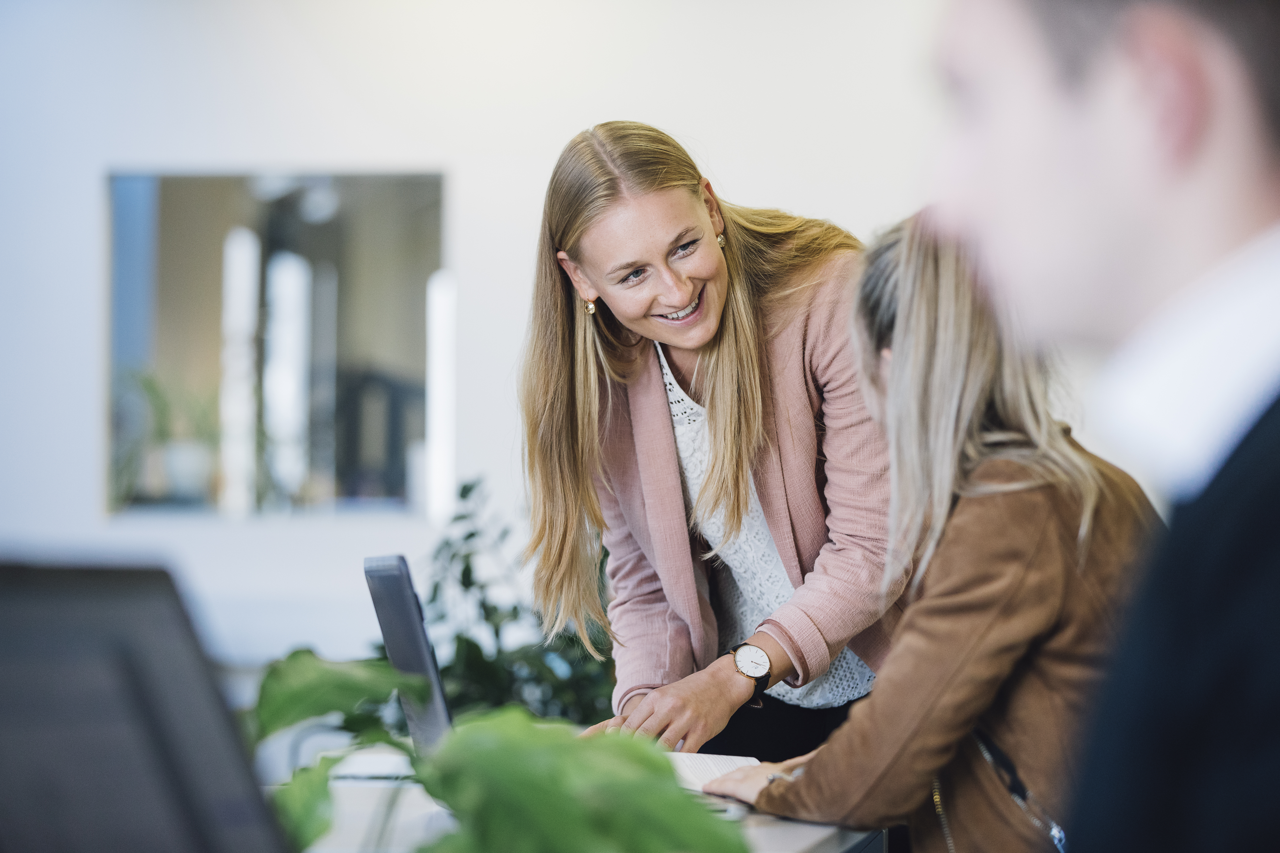 Lehrerin und Studentin vor PC ©Uni Graz/Kanizaj