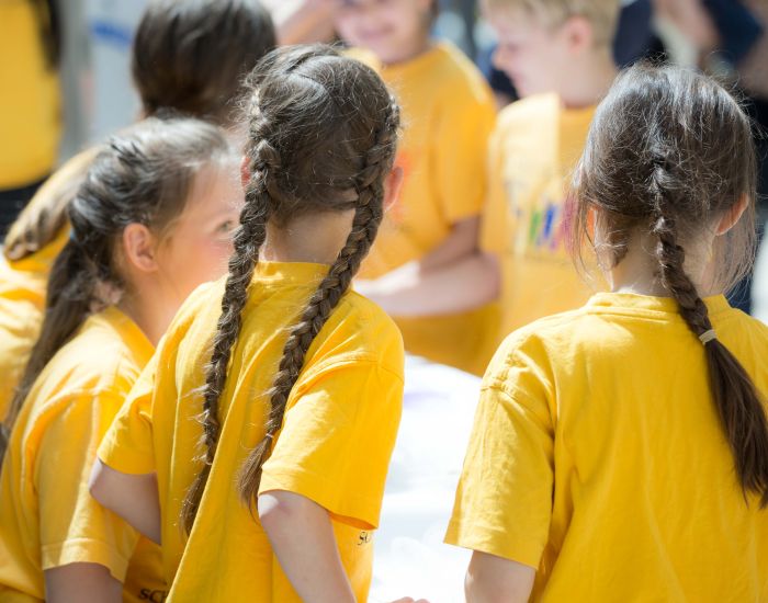 School children in yellow t-shirts at Changemaker market day ©UniGraz/Manuel Feldbaumer