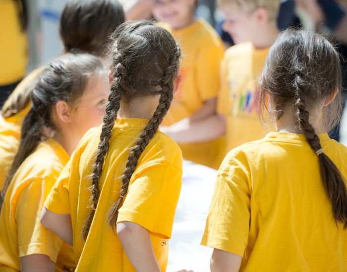 Schulkinder in gelben T-Shirts am Changemaker Markttag ©UniGraz/Manuel Feldbaumer