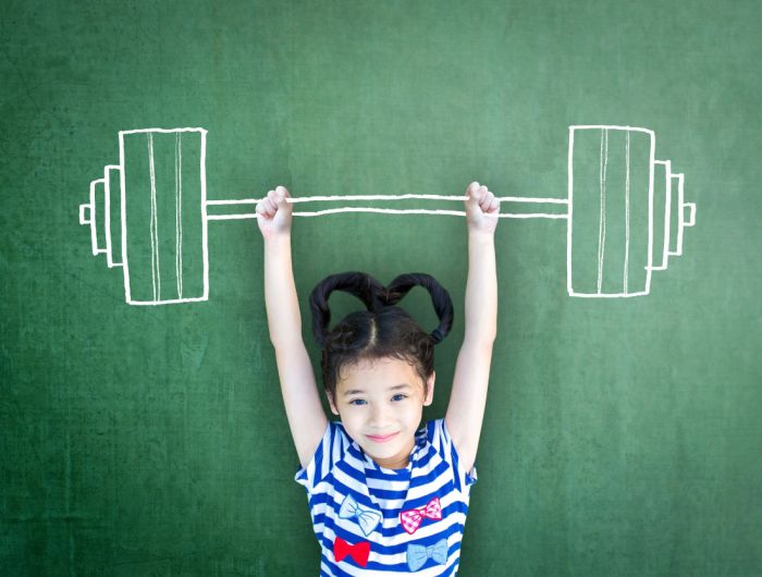 Kind mit Hantel ©Chinnapong / Shutterstock.com
